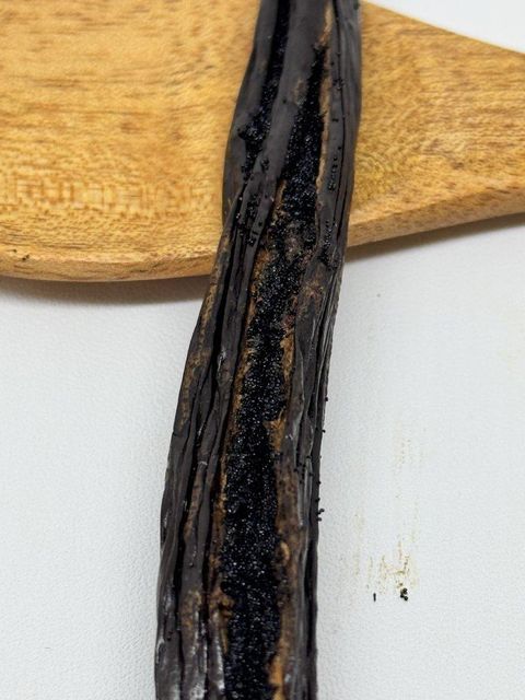 Vanilla crystals Oily Oily Size 18 Cm+ Grade Crystals Flexibility Flexible Moisture Content 25%–35% Vanillin Concentration ~3% - Image 2