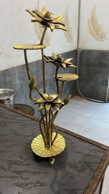 Golden Flower Brass Stand, For Home Color Golden Material Brass Texture Antique Patina Verdigris Finishing Polished Usage/Application - Image 2