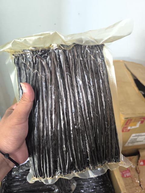 Indonesian Vanilla Beans Planifolia, size +17 cm, black and brown, vanilon 2% - Image 1