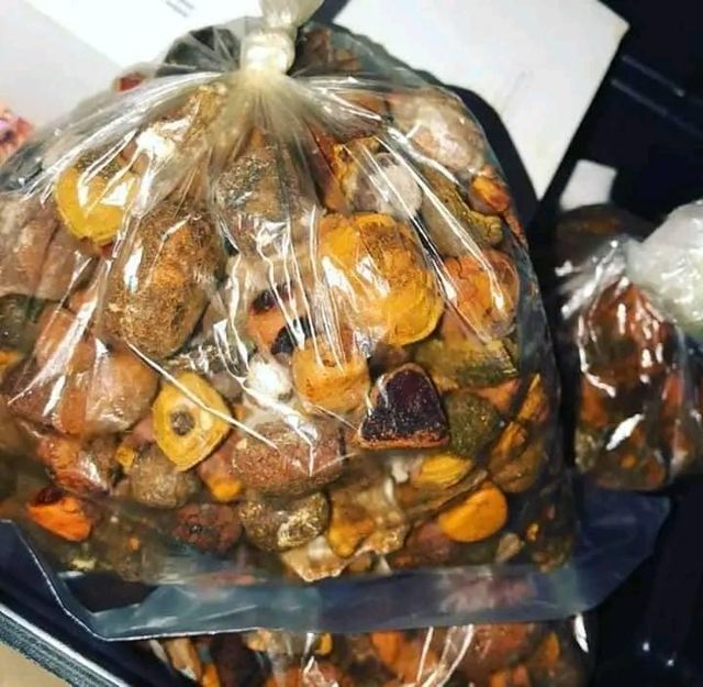 High quality cow Bezoar Gallstones for sale-Natural sourcing Quality A Size 3g-50g Color yellow Certification HACCP Shelf Life - Image 2