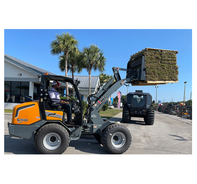 Affordable Giant Compact G3500 Compact Wheel Loader - Image 3