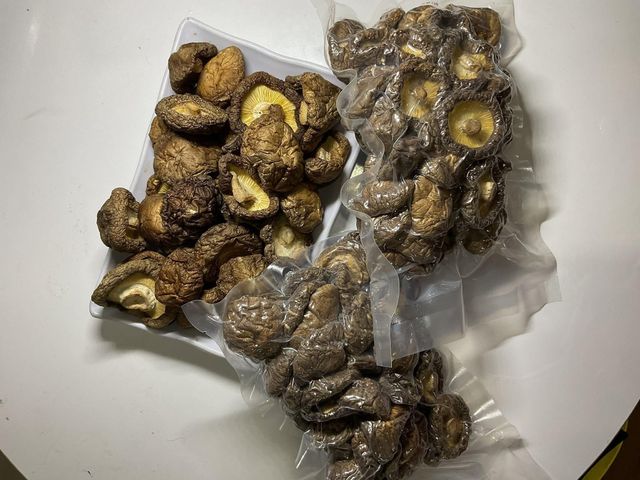 Shiitake mushrooms Size 4-5cm Moisture Content 8-11% Manufacturing Location Viet - Image 1