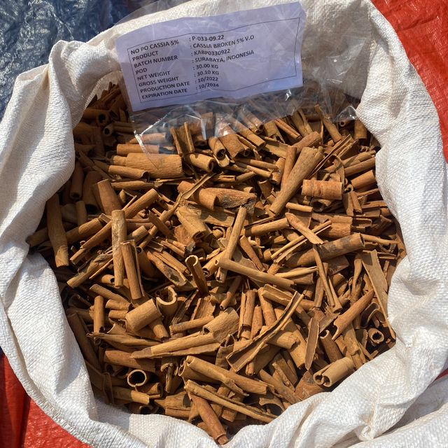 Broken Cassia Cinnamon Yenbai Vietnam Cassia Powder Spices Mixed Yellow Bag Top Vietnam Hot Style Packing Cassia - Image 3
