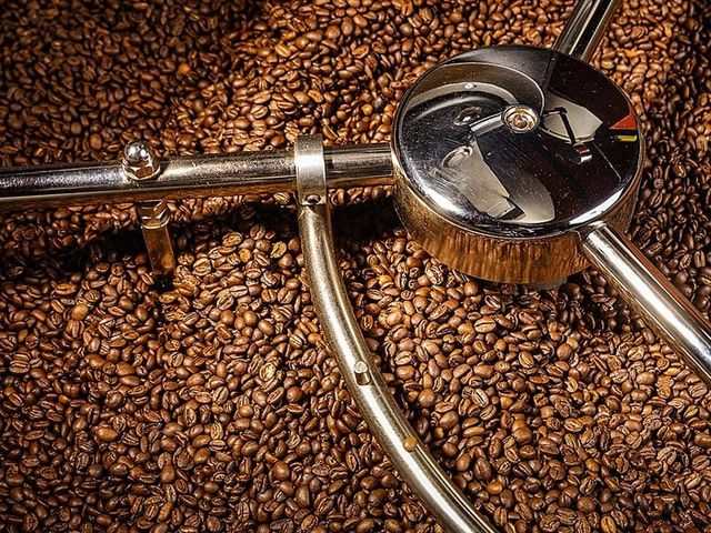 High Quality Vietnamese Freshly Roasted Brown Arabica Coffee Beans Made In Vietnam Export Standard - Image 3