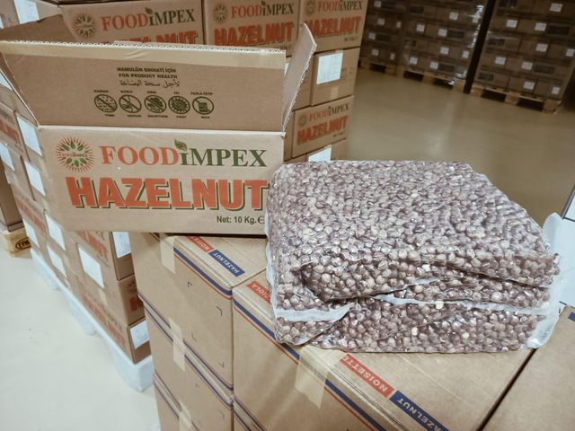 Hazelnut Kernels raw-natural Packaging Vacuum with outer - Image 2