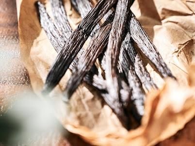 Vanilla Bean Moisture Content 20–33% Length 15–18 Cm (6–7 Inches) Aroma Strong, Sweet, And Creamy Flavor Rich, Complex, And - Image 1