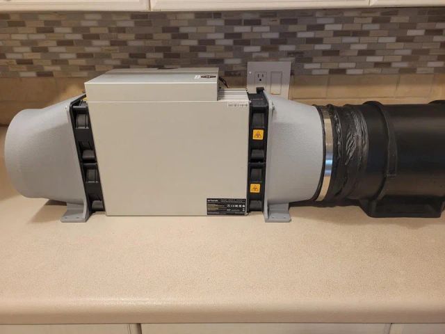 Bitmain Antminer S21/T21 190th/s BTC Miner w/ Luxor firmware - Image 3