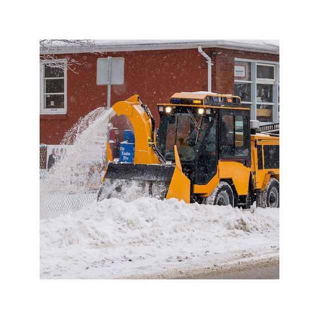 Cheap price Snow Blower ideal for residential and commercial driveway clearing - Image 1