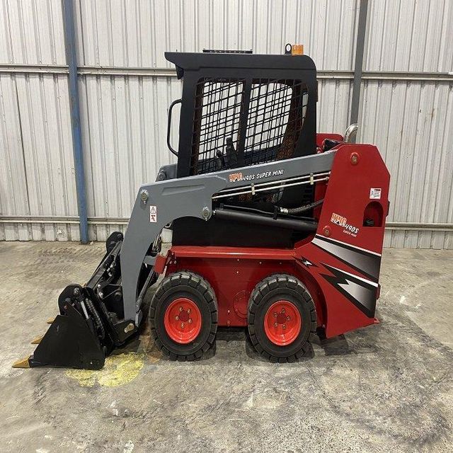 Hydraulic Mini Skid Steer Loader With Compact Frame For Landscaping Excavation Material Handling - Image 3