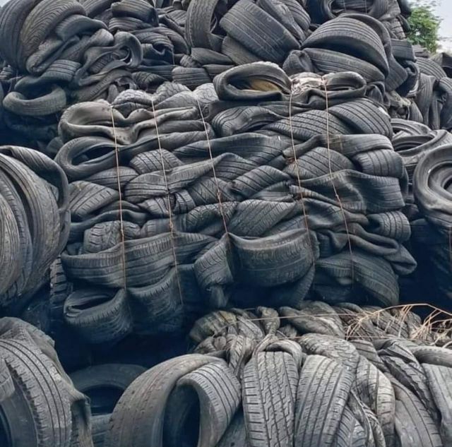 High-Quality Compressed Car Tire Scrap – Bulk Used Tyres for Recycling available. - Image 4