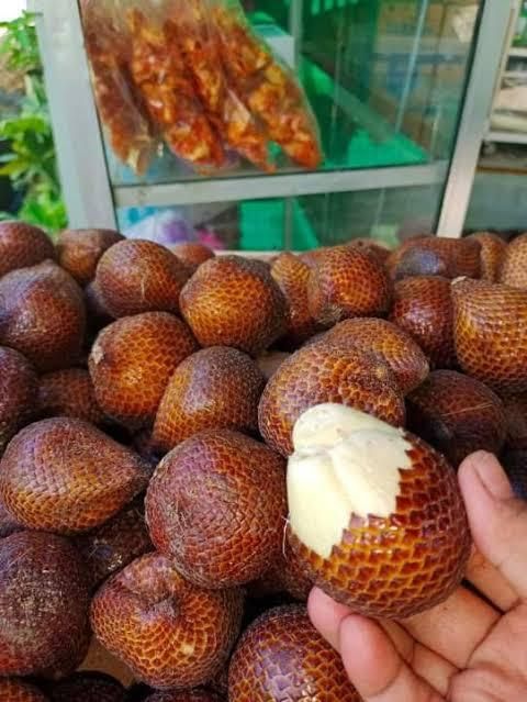 Salak Variety Salak Pondoh Color Off-white To Yellowish Flavor Sweet And Slightly Acidic Texture Firm, Drier, Crunchier Or - Image 2