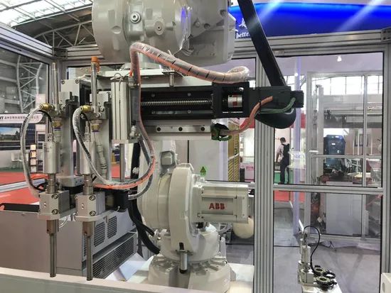 Auto Trims Robot Ultrasonic Plastic Welding Machines - Image 5