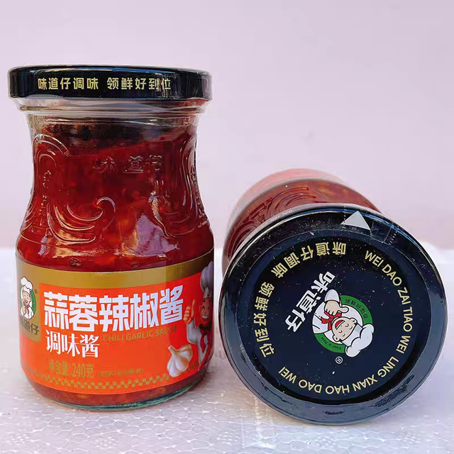 Garlic chili sauce Flavor spicy Texture Smooth Material chilli Color bright red Packaging carton Weight (kg) 240g Type chilli sauce - Image 6