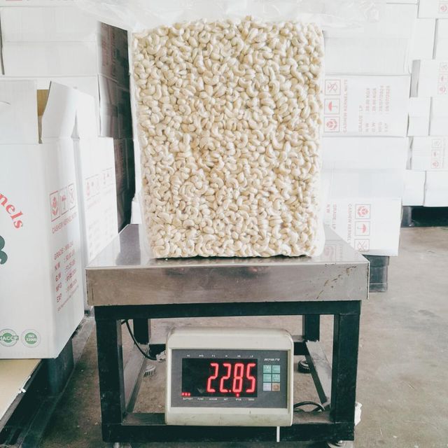 Bulk Supply Raw Cashew Nuts W320 Food Grade for Wholesale - Image 1
