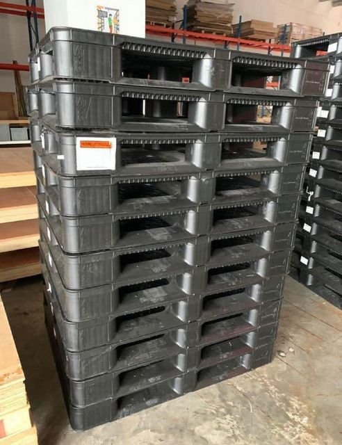plastic pallets - Image 1
