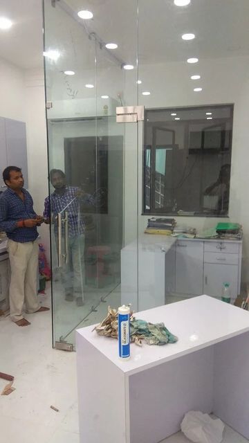 toughfened Office Partitions Pattern Plain Height 7 Feet Material Glass Shape Rectangular Color Transparent Privacy Level - Image 1