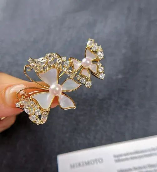 Elegant Shell Design Butterfly Shape Brooch Adorned with Natural Freshwater Pearls - Image 2