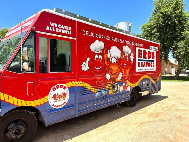 Commercial Seafood Food Truck With Premium Stainless Steel Equipment For Fresh Seafood Preparation And Mobile Dining - Image 3