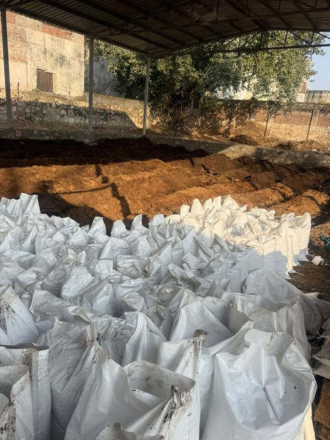 Vermicompost Origin India Form Granular / Crumbly Texture Granular Crumbly Raw Material Cow Dung & Biodegradable Organic Waste - Image 3