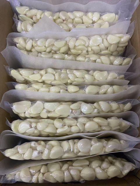 Peeled garlic - Image 1