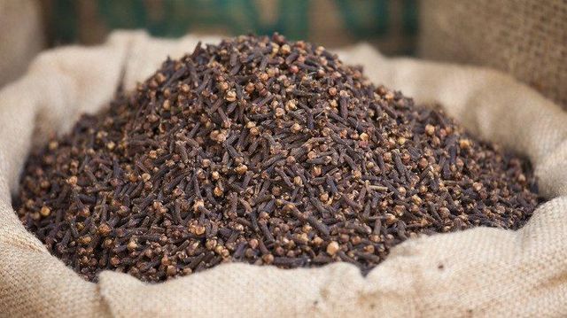 Premium Wholesale Dried Cloves – High Quality Handpicked Aromatic Whole Cloves for Food Processing, Spice Manufacturing, Cooking, Essential Oil Extraction, Herbal Applications, Bulk Export Supply with Rich Flavor, Strong Aroma, Long Shelf Life, Custom Packaging, and Global Shipping - Image 3