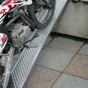 Heavy-Duty Adjustable Motorcycle Ramp for Easy Bike Loading MOQ 50 Pairs Origin Taizhou Trademark ENZE Foldable - Image 4