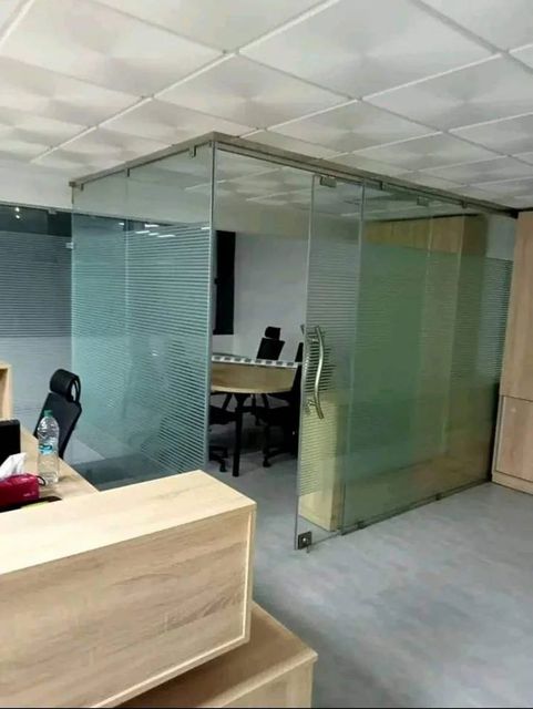 toughfened Office Partitions Pattern Plain Height 7 Feet Material Glass Shape Rectangular Color Transparent Privacy Level - Image 4