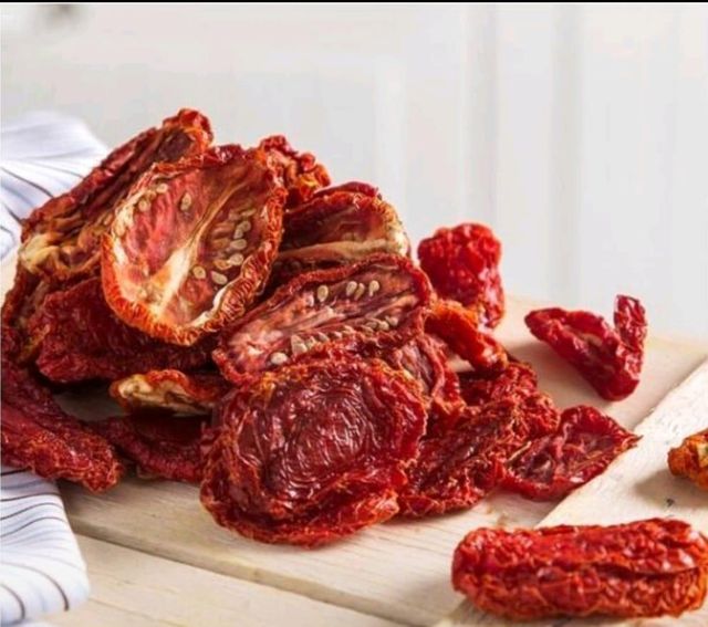 Dried Tomatoes Texture Crisp Color Vibrant Origin Turkey Flavor Natural Features Vegan Nutritional Value Rich Application Culinary Use - Image 3