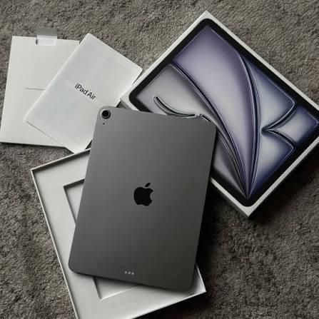 Apple iPad Pro 13-inch M5 chip Wi-Fi + Cellular 256GB with OLED - Space Black (Unlocked) - Image 4