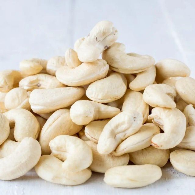 Raw Cashew Nuts whole and broken - Image 3