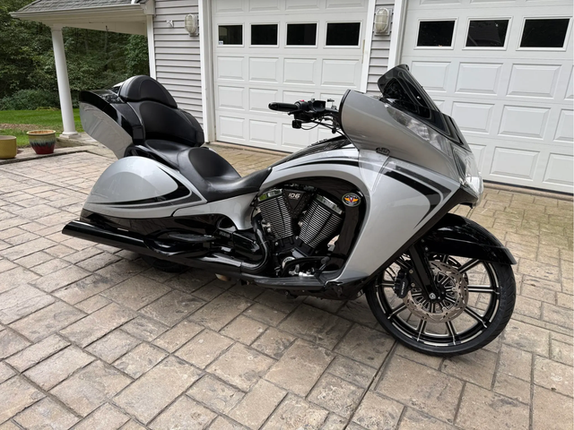 USED 2011 VICTORY VISION TOUR MOTORCYCLE AIR-COOLED 106CI FREEDOM V-TWIN SIX-SPEED TRANSMISSION – product photo 1, product detail gallery