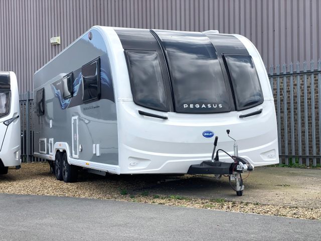 Reliable Bailey Pegasus Grande Black Edition Amalfi High Specification Touring Caravan Modern Interior - Image 4