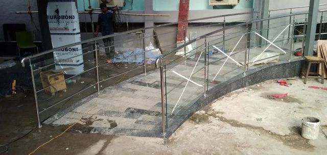 Auditorium Ramp Glass Railing Stainless Steel Glass Railing ramp With Glass Yes Steel Grade SS316 ...