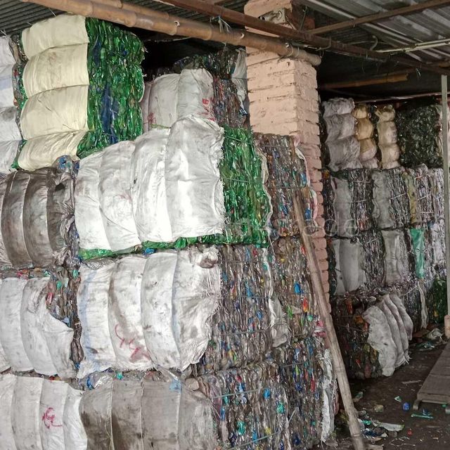 High Quality Bulk PET Bottle Flake Scrap Plastic Material Sports Equipment Molding Wear Resistant Custom - Image 3