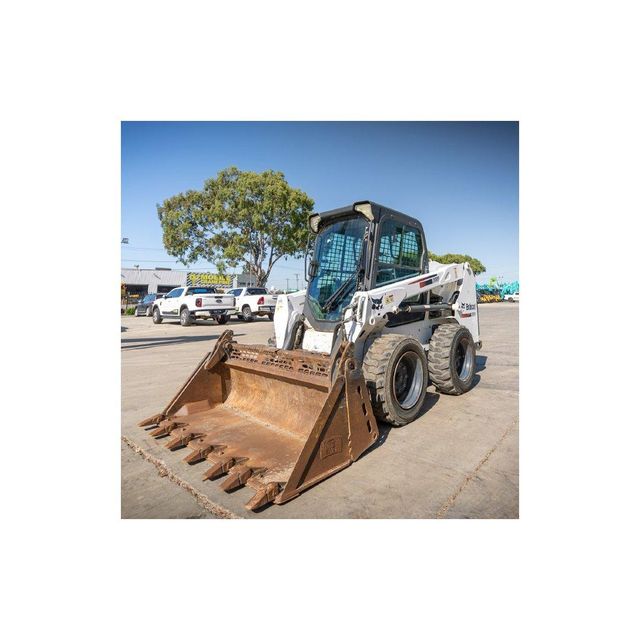 Bobcat T450 track skid steer loader for earthmoving and construction applications high performance compact machine with strong breakout force and excellent maneuverability on job sites - Image 4