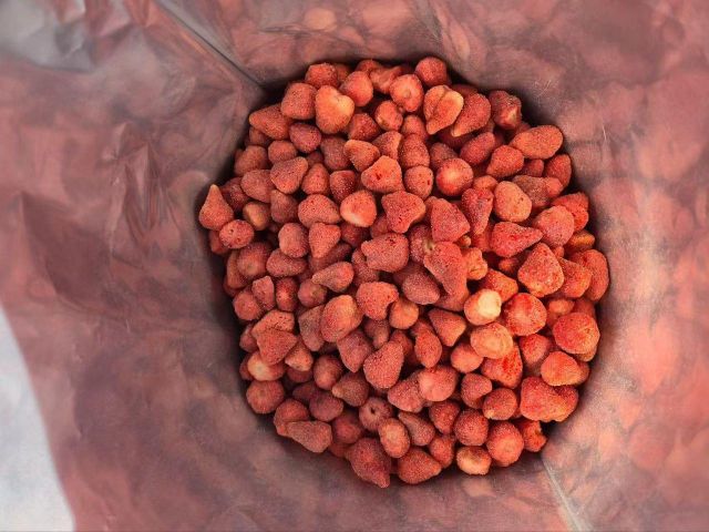 freeze dried strawberry fruits Color Vibrant Packaging bag Texture Crunchy Additives No Additives Type freeze dried fruits - Image 6