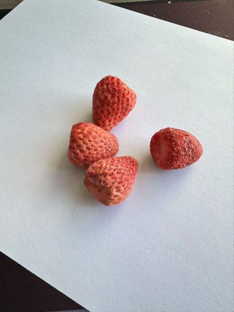 freeze dried strawberry fruits Color Vibrant Packaging bag Texture Crunchy Additives No Additives Type freeze dried fruits - Image 2