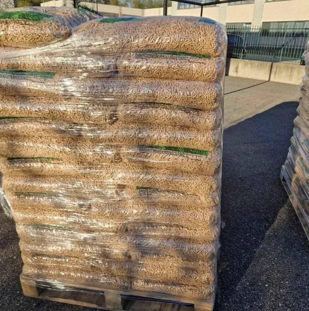 Highly absorbent pine wood pellets with natural fragrance, cat litter and pet bedding for clumping application for small animals - Image 3