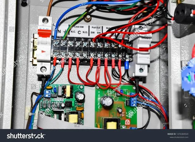 2 Pole Main Switch Circuit Breaker Voltage 415V Brand Siemens No. of Poles 2 Pole Breaking Capacity 10kA Certification CE - Image 1