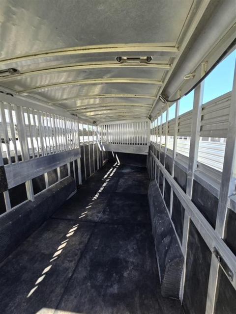 Four Horse Trailers / 2006 C&C 4 Horse Gooseneck Trailer - Image 3