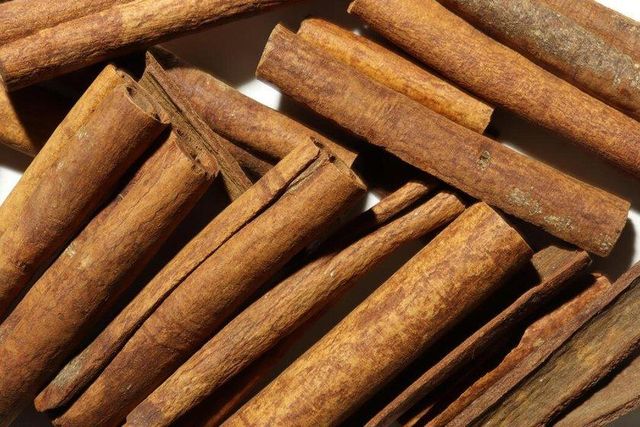 Export-Grade Indonesian Cinnamon Quills & Broken Bark (Cinnamomum Burmannii) - Image 1
