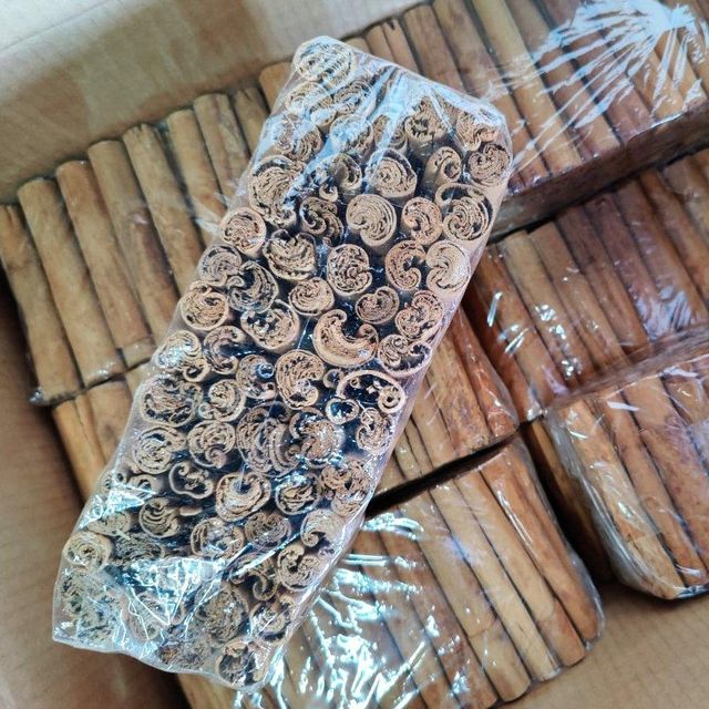 Premium Natural Cinnamon With Sweet Warm Aroma Suitable For Restaurants Cafes Bakeries Food Manufacturers - Image 3