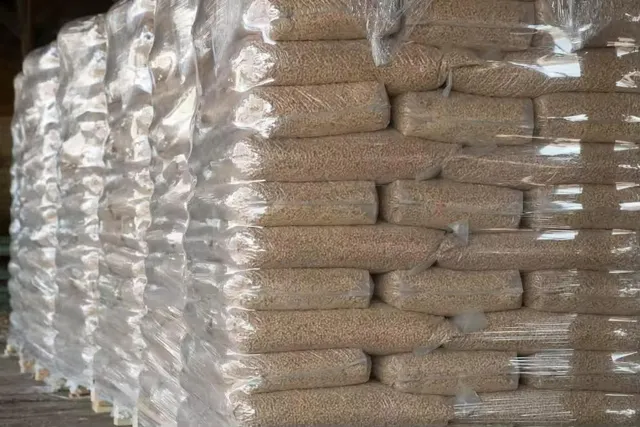 Wholesale Euro Pallet of 15kg Biomass Wood Pellets Durable 6mm Briquettes Made Pine Oak Hardwood Powder Stick Patterns - Image 4