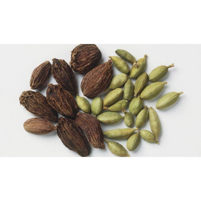 Export quality green cardamom for international spice markets Natural green cardamom with high oil content and fresh fragrance Whole green cardamom pods for tea coffee and traditional dishes Organic green cardamom produced without chemicals or additives - Image 4