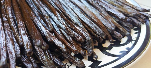 Vanilla bean Type Pod Length 18–21 Cm Origin Indonesia Weight 5–8 Grams Shelf Life 1 year Moisture Content 30–38% Grade Gourmet Super Premium - Image 3