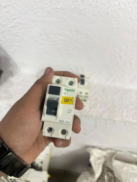 Rccb, 40 A Voltage 220V Frequency 50Hz Phase 220-415v Brand Schneider Alarm Contact No Rated Current 40 A Amp Range 32-40-63 - Image 3