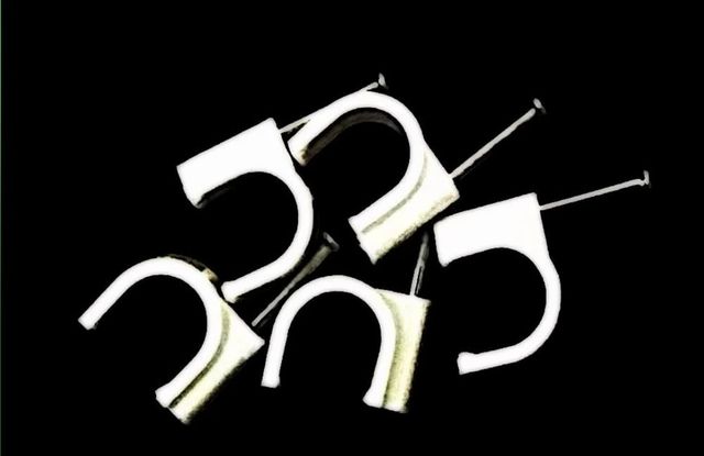White Nail Cable Clip, Packaging Size: 100 pieces/packet Width 25mm Color White Material PVC Diameter 25mm I Deal In New - Image 1