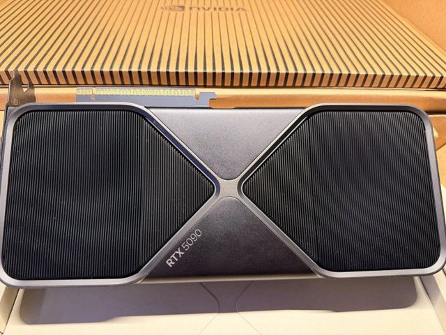 Nvidia FE Founders Edition GeForce RTX 5090 32GB GDDR7 Graphics Card - Image 2