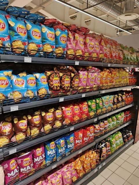 Lays Classic Chips 67g Tasty Potato Chips with Fresh Crunch Every Bite Suitable for Retail Shops Distributors and Snack - Image 4