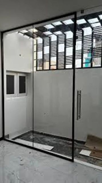 Slim Profile Glass Partition Design Plain Pattern Plain Height 12 feet View Clear View Hardness 12 HRC Color - Image 3
